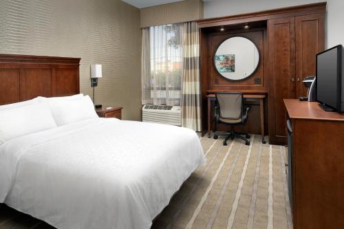 เตียงในห้องที่ Holiday Inn Express Boston North-Woburn, an IHG Hotel
