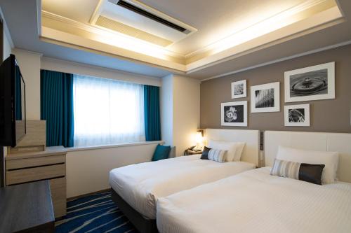 เตียงในห้องที่ Shin Yokohama Grace Hotel