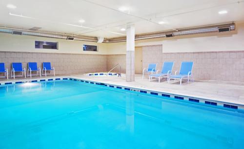 The swimming pool at or close to Holiday Inn Express Hotel & Suites Waukegan/Gurnee, an IHG Hotel