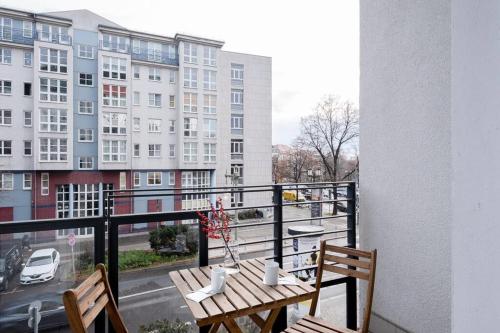 SC 05 by ROCKCHAIR Apartments l SUPERHOST Status l 2 Bedrooms Boxspringbeds Balcony Elevator - Cozy Family & Business Flair welcomes you! photo 7