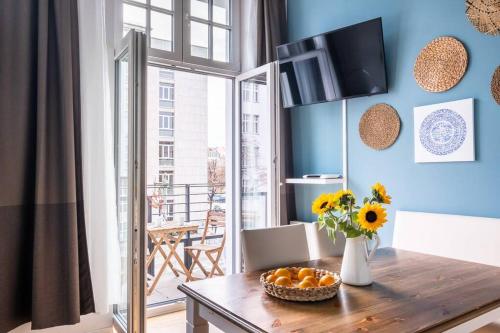 SC 05 by ROCKCHAIR Apartments l SUPERHOST Status l 2 Bedrooms Boxspringbeds Balcony Elevator - Cozy Family & Business Flair welcomes you! photo 6