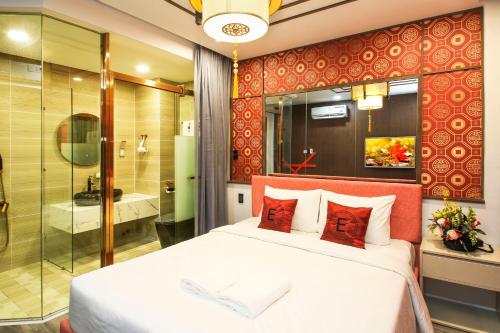 Giường trong phòng chung tại EROS Hotel - Love Hotel