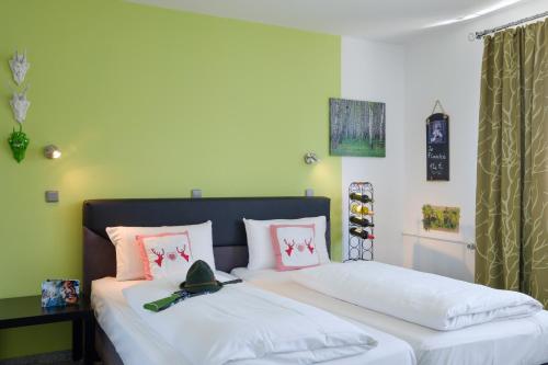 a bedroom with two beds with white sheets and pink pillows at art Hotel Körschen in Essen