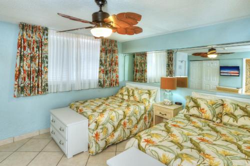 Postel nebo postele na pokoji v ubytování Hawaiian Inn Resort Condos