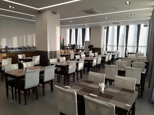 Restoran ili neka druga zalogajnica u objektu Rest Hotel