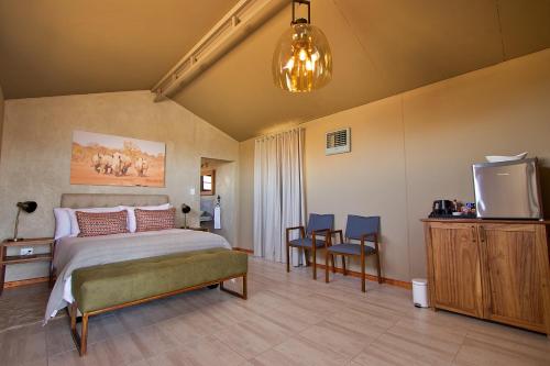 מיטה או מיטות בחדר ב-Kifaru Luxury Lodge