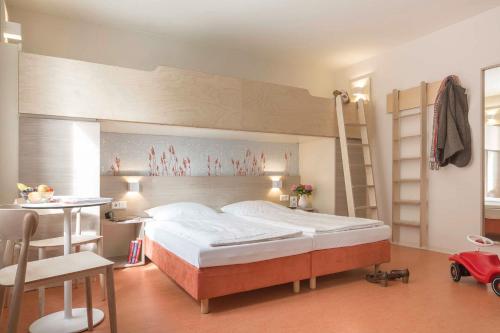 ブットヤーディンゲンにあるAS Ferienzentrumのベッドルーム1室(二段ベッド1組、はしご付)