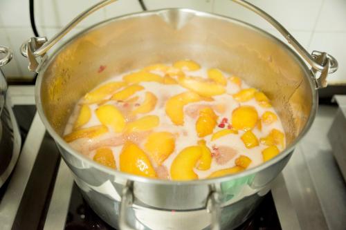 a pot of food on a stove with oranges at Hotel Sauce in Zaragoza