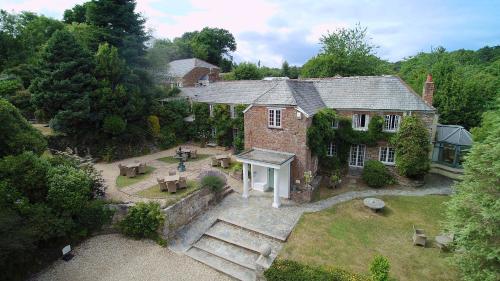 - une vue aérienne sur une maison avec un jardin dans l'établissement Boscundle Manor, à St Austell