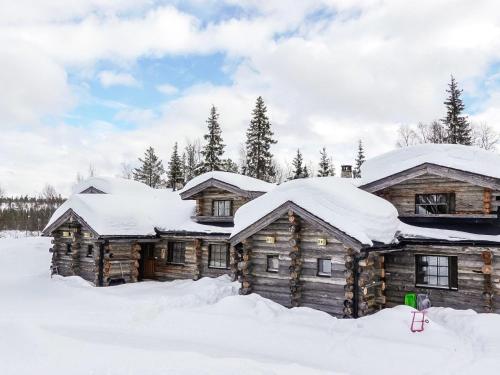 eine Blockhütte im Schnee mit Schnee in der Unterkunft Holiday Home Kantapää d3 by Interhome in Luosto