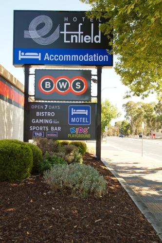 Enfield Hotelに飾ってある許可証、賞状、看板またはその他の書類