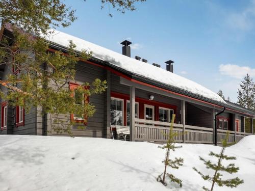 ルオストにあるHoliday Home Lustola b by Interhomeの雪の中の赤い扉のある家