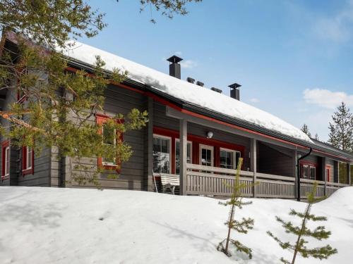 ein Haus mit roten Türen im Schnee in der Unterkunft Holiday Home Lustola b by Interhome in Luosto