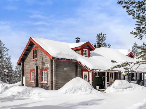 ルオストにあるHoliday Home Lustola a by Interhomeの雪に覆われた家