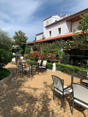 een groep stoelen en tafels op een binnenplaats bij Hotel La Muralla in Zafra
