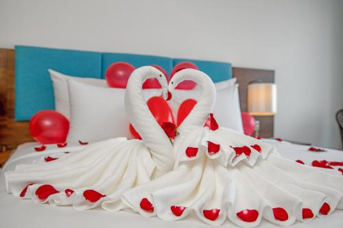 two white swans arerendered to look like they are kissing at Gold Plaza Hotel Da Nang in Da Nang