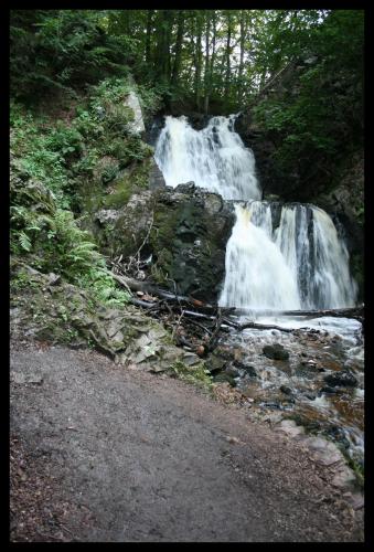 einem Wasserfall an der Seite einer unbefestigten Straße in der Unterkunft Degeberga Stugby in Degeberga
