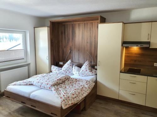 Un dormitorio con una cama con almohadas. en Apart Felsenhof, en Längenfeld