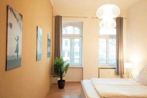 a bedroom with a bed and a window at Altbauwohnung direkt an der Karli mit Balkon - Netflix inklusive in Leipzig