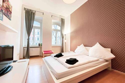 Un pat sau paturi într-o cameră la Altbau-Schmuckstück an der Karli mit riesigem Balkon