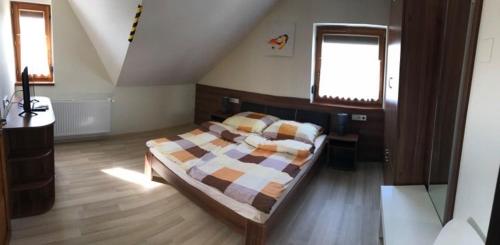 1 dormitorio con 1 cama en el centro de una habitación en Lipót Termál Vendégszoba, en Lipót