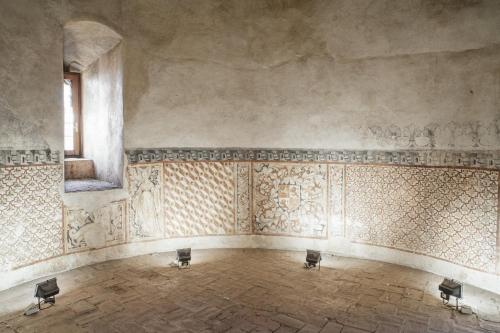 una habitación vacía con una pared con azulejos ornamentados en Parador de Zafra, en Zafra