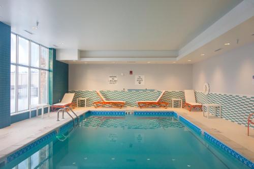 สระว่ายน้ำที่อยู่ใกล้ ๆ หรือใน Holiday Inn Hotel & Suites - Mount Pleasant, an IHG Hotel