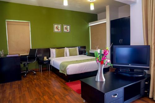 Postel nebo postele na pokoji v ubytování Royal Orchid Golden Suites Pune