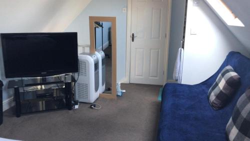 A television and/or entertainment centre at Beautiful Rooms Near Excel Center
