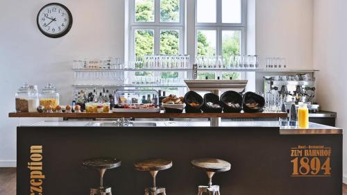 RohrbachにあるZum Bahnhof 1894のカウンター前のスツール付きバー