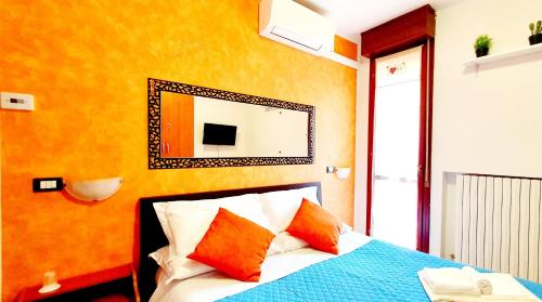 sypialnia z łóżkiem z lustrem na ścianie w obiekcie Guest Holiday Filangieri 1 w mieście Reggio nell'Emilia