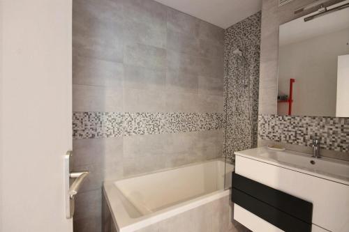 Koupelna v ubytování APPARTEMENT LUMINEUX AVEC 2 BALCONS - MORZINE - 6 PERSONNES - NANTAUX 17 B