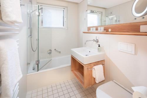 a bathroom with a sink and a shower at Vier Häuser in Norderney