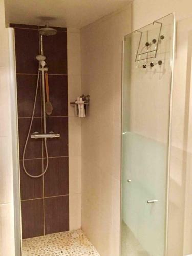 La salle de bains est pourvue d'une douche avec une porte en verre. dans l'établissement Loft in Rennes - Private room, à Rennes