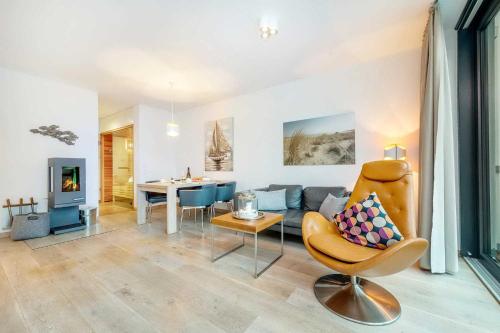 uma sala de estar com um sofá e uma mesa em die Strandvilla Strandgut em Ostseebad Sellin