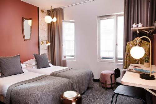 En eller flere senge i et værelse på Hôtel Paris La Fayette