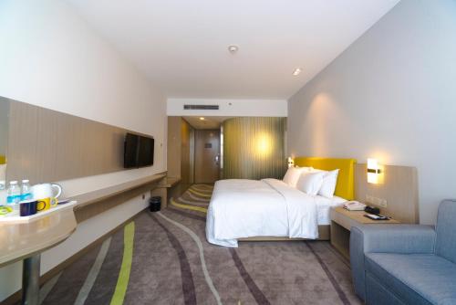 Ένα ή περισσότερα κρεβάτια σε δωμάτιο στο Holiday Inn Express Chengdu Jinniu by IHG