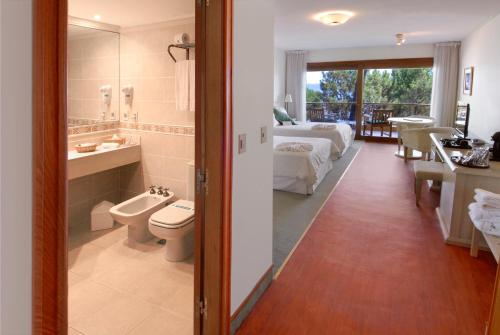 Um banheiro em Hotel del Lago Golf & Art Resort