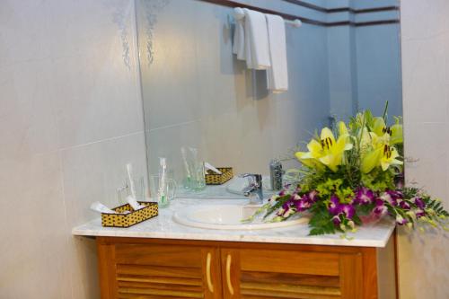 Bathroom sa Hoang Thu Hostel