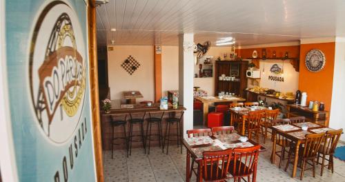 מסעדה או מקום אחר לאכול בו ב-Do Parque Pousada