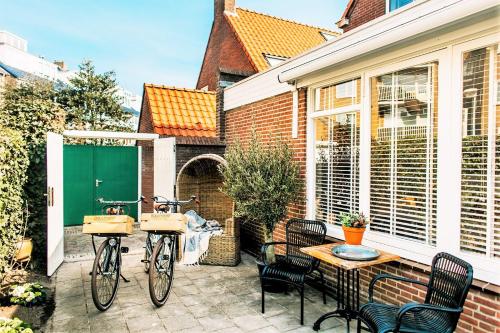 - deux vélos garés sur une terrasse avec une table et des chaises dans l'établissement West 7, à Zandvoort
