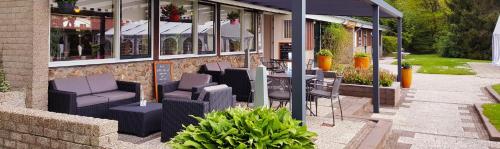 Eine Gruppe von Stühlen steht vor einem Gebäude in der Unterkunft Tent-Ok Meppen in Meppen