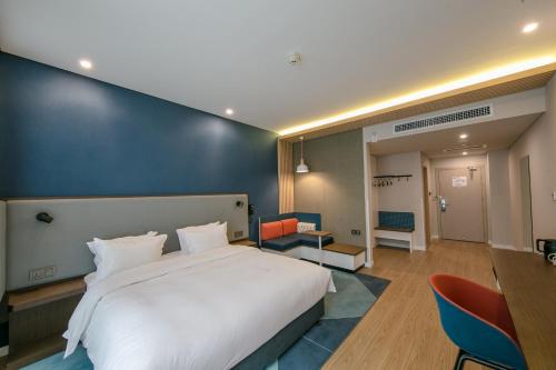 Una cama o camas en una habitación de Holiday Inn Express Hefei High Tech by IHG