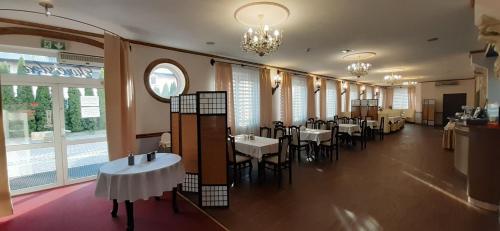 Un restaurante o sitio para comer en Hotel TWIERDZA