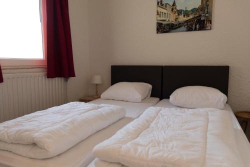 Een bed of bedden in een kamer bij Hermes Appartementen