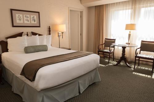 um quarto de hotel com uma cama grande e uma mesa em The Inn at Virginia Mason em Seattle