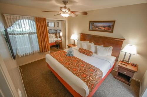 una camera d'albergo con un grande letto e una finestra di Multi Resorts at Villas at Southgate a St. George