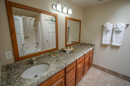 baño con lavabo y espejo grande en Multi Resorts at Villas at Southgate, en St. George