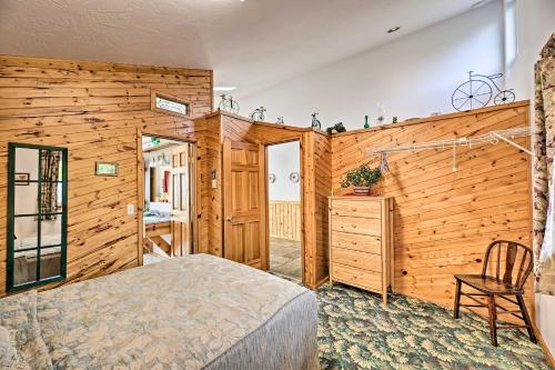 ein Schlafzimmer mit einem Bett und einer Holzwand in der Unterkunft Sanderling Sea Cottages, Unit 12 in Waldport