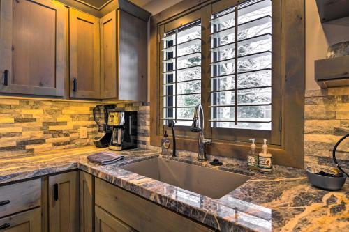 une cuisine avec un évier et une fenêtre dans l'établissement Cozy Sun Valley Townhome with Mountain Views!, à Sun Valley